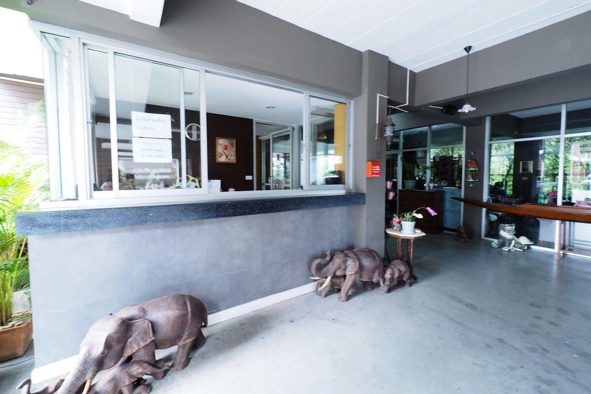 Namnon Place Nonthaburi Exteriör bild